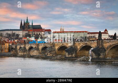 Vista di alcune delle principali attrazioni turistiche di Praga, tra cui il Ponte Carlo, il castello di Praga e la cattedrale. Foto Stock
