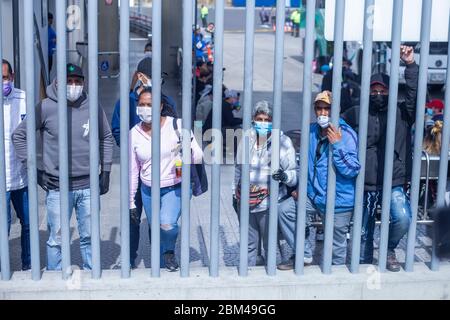 Immigrati per le strade di Bogotà con valigie in attesa di tornare nel loro paese, il Venezuela, a causa della diffusione del virus della corona pandemica, COVI Foto Stock