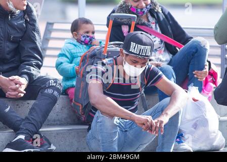 Immigrati per le strade di Bogotà con valigie in attesa di tornare nel loro paese, il Venezuela, a causa della diffusione del virus della corona pandemica, COVI Foto Stock