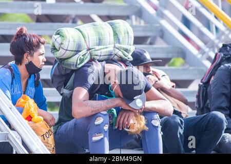 Immigrati per le strade di Bogotà con valigie in attesa di tornare nel loro paese, il Venezuela, a causa della diffusione del virus della corona pandemica, COVI Foto Stock