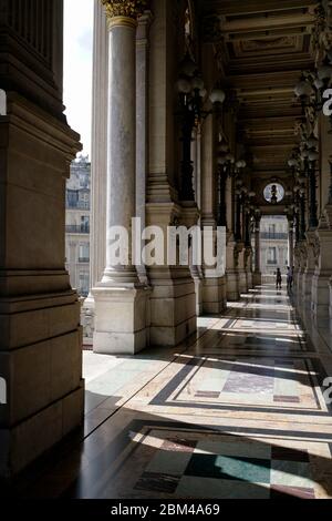 Il balcone principale della facciata del Palais Garnier-Opera National de Paris.Paris.France Foto Stock