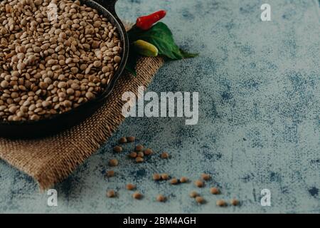 Lentil Beads. Cereali di lenticchie in ciotola e cucchiaio. Foto Stock