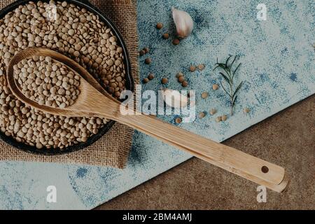 Lentil Beads. Cereali di lenticchie in ciotola e cucchiaio. Foto Stock