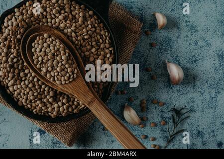 Lentil Beads. Cereali di lenticchie in ciotola e cucchiaio. Foto Stock