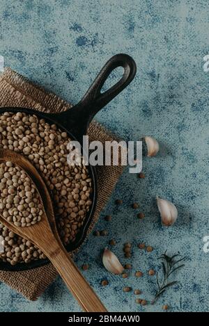 Lentil Beads. Cereali di lenticchie in ciotola e cucchiaio. Foto Stock