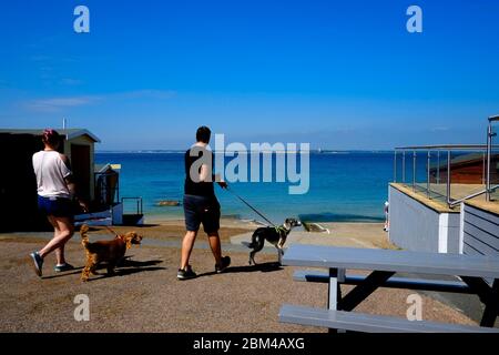 Colwell Bay Isola di Wight luminose condizioni di sole mare calmo guardando verso la terraferma attraverso il Solent Foto Stock