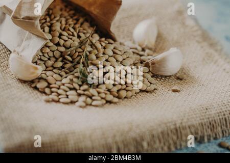 Lentil Beads. Cereali di lenticchie in ciotola e cucchiaio. Foto Stock