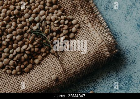 Lentil Beads. Cereali di lenticchie in ciotola e cucchiaio. Foto Stock