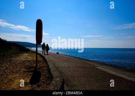 Colwell Bay Isola di Wight luminose condizioni di sole mare calmo guardando verso la terraferma attraverso il Solent Foto Stock