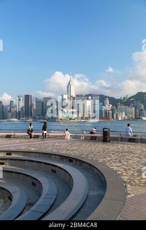 Skyline di Hong Kong dalla passeggiata di Tsim Sha Tsui, Kowloon, Hong Kong Foto Stock