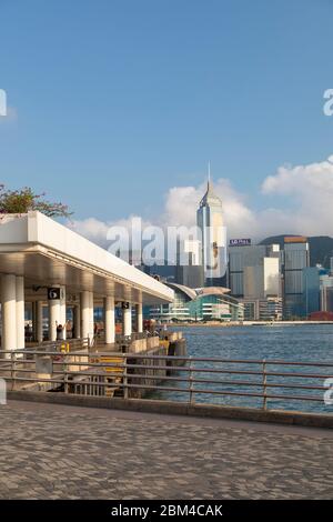 Skyline di Hong Kong dalla passeggiata di Tsim Sha Tsui, Kowloon, Hong Kong Foto Stock
