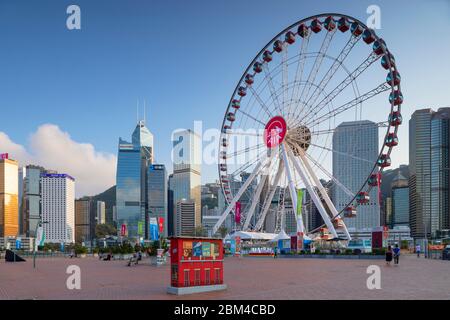 Ruota panoramica e grattacieli di Hong Kong, centro, isola di Hong Kong, Hong Kong Foto Stock