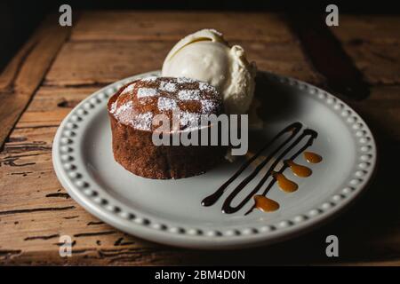 Coulant al cioccolato o fondente fondendo deliziosi budini e gelato Foto Stock