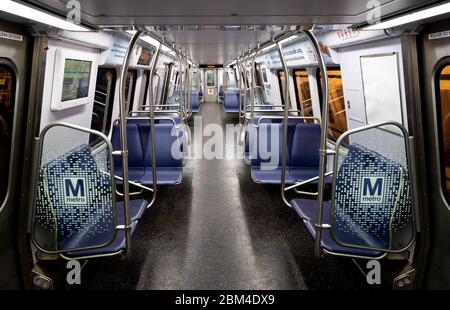 Washington, Stati Uniti. 06 maggio 2020. Una vista di una macchina metropolitana vuota del District of Columbia Metro in mezzo alla crisi dei coronavirus. Credit: SOPA Images Limited/Alamy Live News Foto Stock