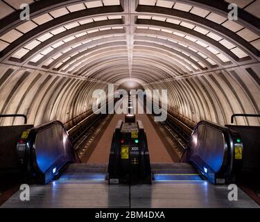 Washington, Stati Uniti. 06 maggio 2020. Una vista di una stazione metropolitana vuota del District of Columbia Metro in mezzo alla crisi dei coronavirus. Credit: SOPA Images Limited/Alamy Live News Foto Stock