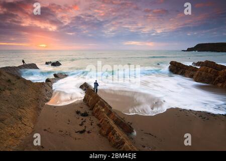Formazioni rocciose sulla spiaggia di Widemouth Bay, Cornovaglia, Regno Unito. Foto Stock