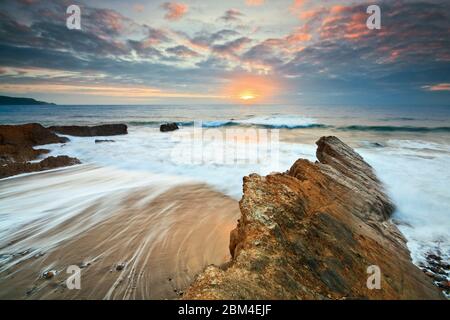 Formazioni rocciose sulla spiaggia di Widemouth Bay, Cornovaglia, Regno Unito. Foto Stock