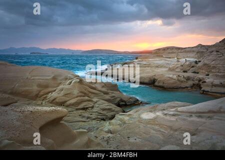 Formazioni rocciose sulla spiaggia di Sarakiniko nell'isola di Milos, Grecia. Foto Stock