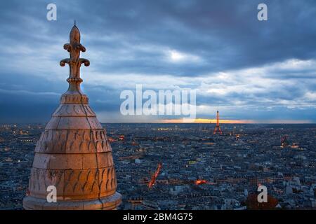 Torre Eiffel vista dalla cupola della Basilica di Montmarte, Parigi. Foto Stock