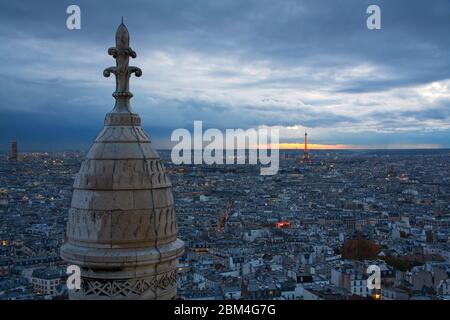 Torre Eiffel vista dalla cupola della Basilica di Montmarte, Parigi. Foto Stock