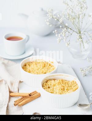Apple crumble con striusel su tavolo grigio chiaro. Colazione mattutina. Foto Stock