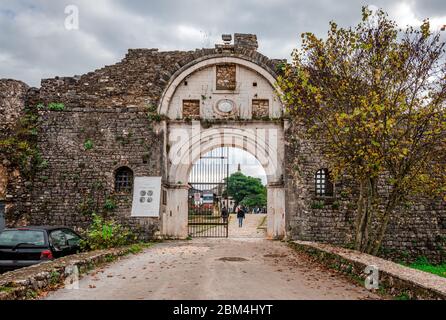 Vista della porta principale del suo Kale (che significa: Fortezza interna), una fortezza separata all'interno del castello della città vecchia di Ioannina, Grecia Foto Stock