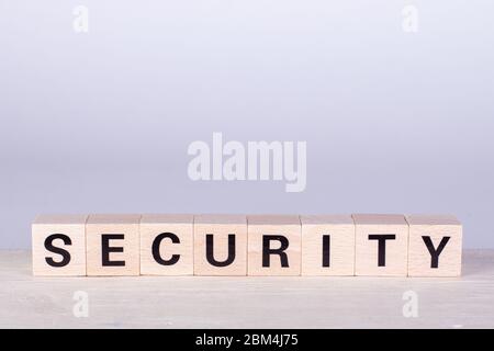 cubi di legno che costruiscono la parola sicurezza, sfondo bianco e bordo Foto Stock