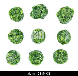 Porzione di spinaci congelati isolata su sfondo bianco (primo piano) Foto Stock
