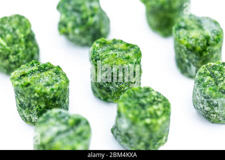 Porzione di spinaci congelati isolata su sfondo bianco (primo piano) Foto Stock