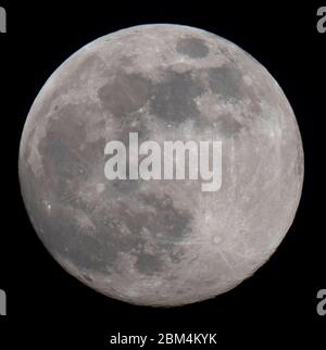 Primo piano della Luna sera che sorge la sera del 6 maggio 2020 che si stabilirà nelle prime ore del 7 maggio come l'ultimo 'Supermoon' del 2020. Credito: Malcolm Park/Alamy. Foto Stock