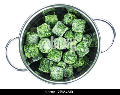 Porzione di spinaci congelati isolata su sfondo bianco (primo piano) Foto Stock