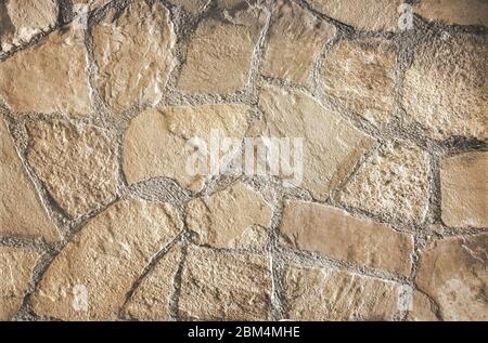 Frammento di un antico muro di pietre. Immagine di sfondo Foto Stock