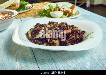 Risotto di riso nero con funghi e cipolla caramellata Foto Stock