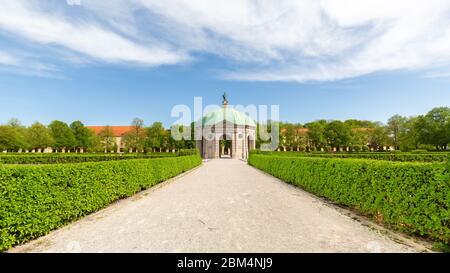 Percorso fiancheggiato da siepi che conducono verso Dianatempel (tempio di Diana). Il Pavilion si trova all'interno dell'Hofgarten. Meta popolare per i turisti. Foto Stock