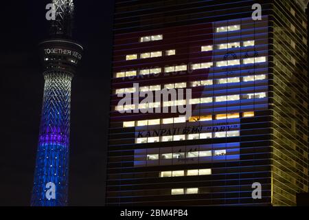 La torre Skytree di Tokyo e la sede centrale di Asahi Group Holdings sono illuminate a Tokyo, Giappone, il 4 maggio 2020, come una dimostrazione di gratitudine e sostegno per il personale medico che lotta il romanzo coronavirus in mezzo alla pandemia del virus. Credit: AFLO/Alamy Live News Foto Stock