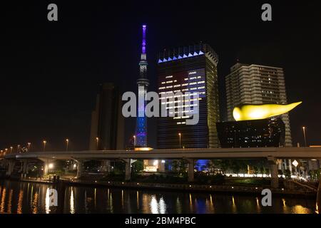 La torre Skytree di Tokyo e la sede centrale di Asahi Group Holdings sono illuminate a Tokyo, Giappone, il 4 maggio 2020, come una dimostrazione di gratitudine e sostegno per il personale medico che lotta il romanzo coronavirus in mezzo alla pandemia del virus. Credit: AFLO/Alamy Live News Foto Stock