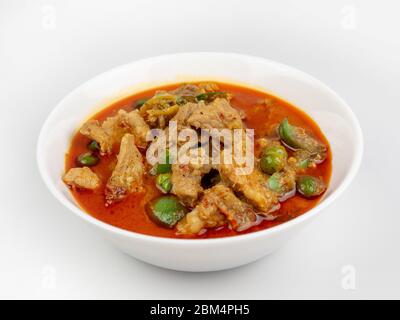 Curry Panang con maiale su sfondo bianco, cibo tailandese Foto Stock