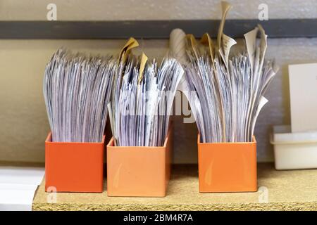 I documenti aziendali sono disponibili sullo scaffale in una confezione Foto Stock