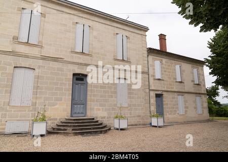 Vista sulla strada di una vecchia casa in stile Medocano tipica della regione di Medoc in Francia Foto Stock