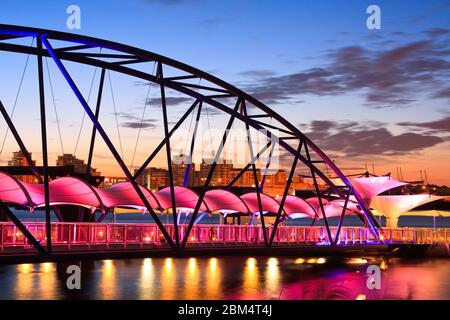 Molo di North Greenwich per il servizio di battello fluviale bus di Londra la mattina presto. Foto Stock