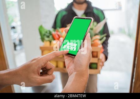 ordinazione di cibo tramite applicazioni per smartphone. shopping online. consegna di generi alimentari a casa Foto Stock