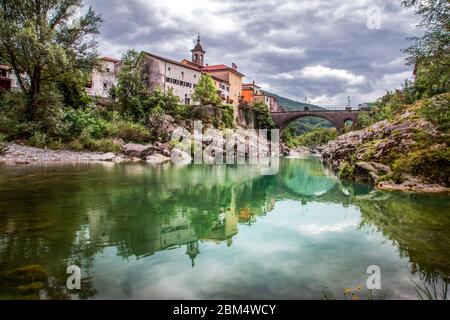 Vista sul canale di Soca (Kanal ob Soči) con acqua verde pulita nel piccolo villaggio di Nova Gorica Foto Stock