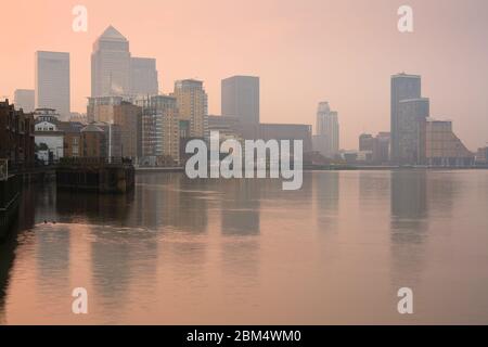 Guardando verso Canary Wharf da Limehouse Basin sul fiume Tamigi. Foto Stock