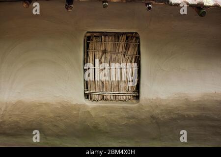 La finestra di fango casa a Koia, Khulna, Bangladesh. Foto Stock