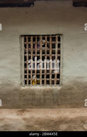 La finestra di fango casa a Koia, Khulna, Bangladesh. Foto Stock