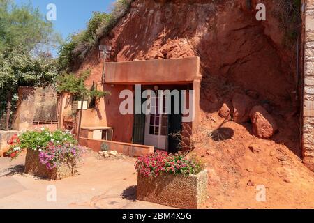 Roussillon troglodita casa in villaggio costruito da un arenaria rossa in Francia Foto Stock