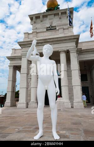 Ragazzo con la rana. Statua di Charles Ray a Punta della Dogana a d'arte della Biennale di Venezia, veneto, Italia Foto Stock
