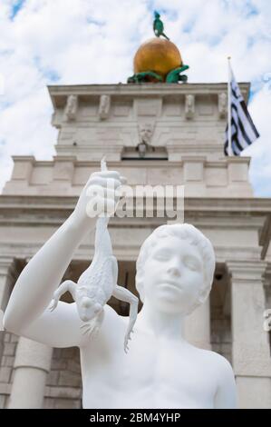 Ragazzo con la rana. Statua di Charles Ray a Punta della Dogana a d'arte della Biennale di Venezia, veneto, Italia Foto Stock