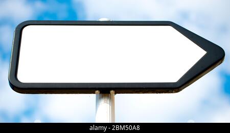 Vista ad angolo basso di un bianco, bianco, che punta il senso, posto di segnale di informazioni contro un cielo blu con le nuvole. Foto Stock