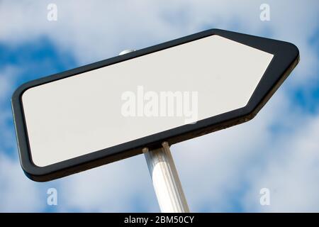 Vista ad angolo basso di un bianco, bianco, che punta il senso, posto di segnale di informazioni contro un cielo blu con le nuvole. Foto Stock